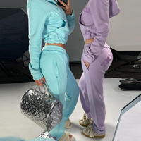 Ensemble survêtement femme Y2K personnalisé avec broderie effet usé, comprenant un sweat à capuche et un pantalon de jogging court