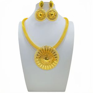 Juego de Collar y Aretes de Oro de Lujo, Diseño Floral Metálico Hecho a Mano, Exquisito Relieve, Regalo de Boda, Año Nuevo Chino - Product Image 1