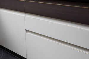 ตู้ครัวทรงตัวแอล สีน้ำตาลทอง เคลือบแลคเกอร์ ผิวสัมผัสโลหะ สไตล์ร่วมสมัย พร้อมตู้เก็บไวน์ - Product Image 5