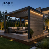 Pergola à lames orientables en aluminium avec panneaux latéraux en composite WPC et bande lumineuse LED pour jardin, terrasse et cour arrière