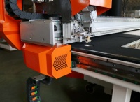 Hochwertige Geräuscharme CNC-Glasschneidemaschine mit Faserlaser-Positionierung Motorgetrieben 380V 10KW 800-1000 Stück/Tag Kapazität