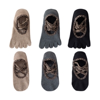 Chaussettes de yoga antidérapantes à cinq doigts pour femmes, motif léopard, avec sangles croisées et grip en silicone intégral, idéales pour le Pilates, la barre, la danse et le fitness