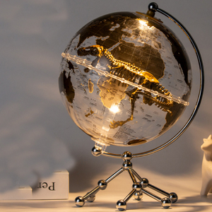 Globe terrestre rotund de 20 cm en métal de luxe avec lumière chaude lumineuse pour la décoration intérieure du salon, du bureau et de la maison Xuan - Product Image 2