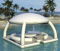 Parc aquatique d'été, plate-forme gonflable lounge