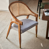 Chaise de salle à manger en rotin et bois massif de style nordique avec revêtement en coton et lin, design vintage pour la maison, les gîtes et les cafés
