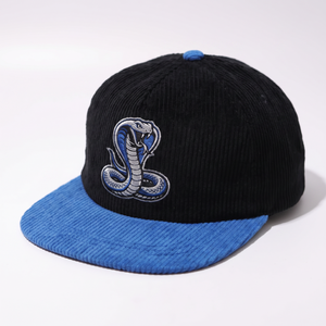 Casquettes de sport structurées à 5 panneaux en velours côtelé avec logo brodé plat bicolore personnalisé OEM et fermeture snapback - Product Image 2