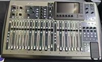 Console audio numérique professionnelle Behringer d'occasion pour concerts et banquets