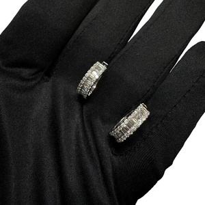 Boucles d'oreilles créoles Huggie géométriques en or massif 14 carats, personnalisées et luxueuses, avec diamants, pour femme, à porter au quotidien - Product Image 1