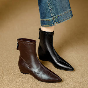 Botín de Mujer con Tacón Grueso y Punta Cuadrada, Cómodo y Multifuncional, con un Diseño de Estilo Retro - Product Image 4