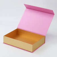 Caja de Regalo Rígida de Lujo con Tapa Rosa en Contraste, Base Dorada, Forro Interior Dorado, Estructura de Cartón Duro Completamente Envuelto