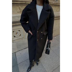 Abrigo de lujo negro de bouclé para mujer con cierre de un botón, forro transpirable reversible de nailon, estilo gabardina de doble botonadura. - Product Image 3