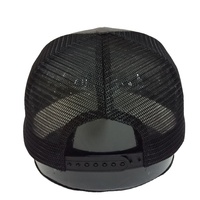 Casquette Trucker personnalisée à 7 panneaux, devant en sergé de coton, dos en maille, visière plate, patch en cuir avec logo imprimé, casquette réglable à fermeture snapback en plastique
