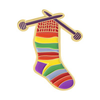 Broche en forme de chaussette arc-en-ciel, badge en métal personnalisé, épingle à revers pour vêtements