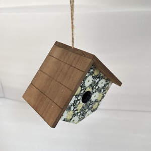 Charmant vogelhuisje met bloemenprint en <span class=keywords><strong>vintage</strong></span> dakontwerp, houten vogelhuis, hangend vogelhuisje voor buiten - Product Image 5