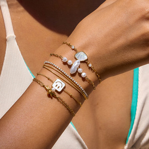 Conjunto de pulsera de cadena dorada con perla y dije de sonrisa para mujer, para uso diario. - Product Image 4