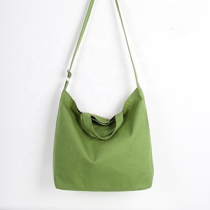 Bolsa de Mensajero de Lona Sublimable con Logotipo Personalizado al por Mayor, Bolsa de Hombro Casual Tipo Hobo para Mujeres y Hombres - Product Image 5