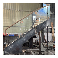 Escalier moderne et durable en acier pour intérieur, structure en arc courbé avec marches et garde-corps en verre pour appartement, design écologique
