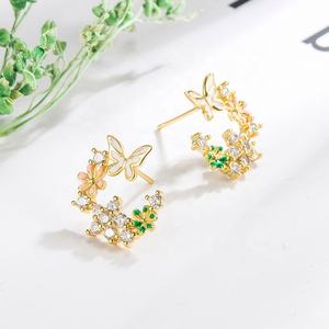 Boucles d'oreilles pendantes en forme de fleur et de papillon en moissanite plaquée or de style forêt féerique, petites, pour les anniversaires de jeunes filles - Product Image 4