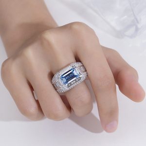 Bague de fiançailles MSR-2184 PT950 avec diamant bleu taille émeraude et accents de diamants pour femme, style luxueux - Product Image 3