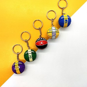 Bán buôn Trọng lượng nhẹ <span class=keywords><strong>PVC</strong></span> bóng rổ Keychain mini bóng rổ Mặt dây chuyền với UV in thể thao ĐộI Logo quà tặng cho người hâm mộ - Product Image 2
