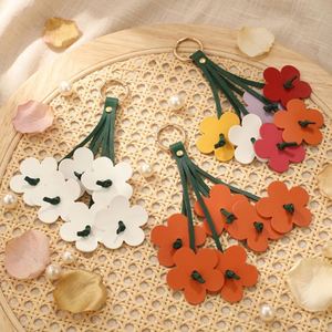 Llavero de cuero PU con diseño floral, colgante de flor energizante y colorido, colgante de flor en capas para bolso - Product Image 1