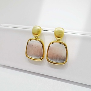 Boucles d'oreilles clous tendance en argent sterling 925 plaqué or coréen, grandes, gravées, style hip-hop occidental, géométriques simples - Product Image 3