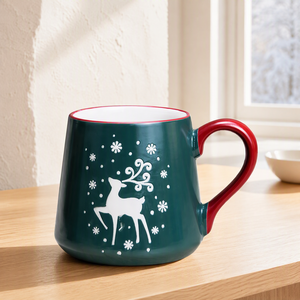 Tasse à café de Noël en céramique avec rennes, poignée et rebord rouges, silhouette de flocon de neige blanche, vert mat profond, cadeau de Noël, vente en gros - Product Image 2