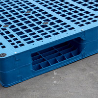 Palette en plastique industrielle robuste pour rayonnages d'entrepôt et transport par chariot élévateur