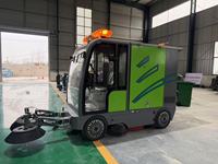 Grande balayeuse routière autoportée avec bac à ordures auto-vidant de 240 L, canon à brouillard, nettoyeur haute pression, réservoir d'eau de 300 L