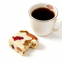 Mélange de noix, d'amandes et de raisins secs au chocolat blanc, collation artisanale avec canneberges, friandise décontractée