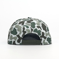 Op maat gemaakte hoogwaardige ongestructureerde katoenen baseballcap met 5 panelen, platte klep en snapback sluiting, met aangepaste camouflage stijl