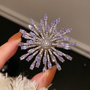 Deslumbrante Broche de Fuegos Artificiales Color Lavanda ~ Hermoso Corsage de Flor Violeta Etérea, Pin Vintage - Product Image 5