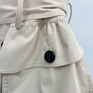 <span class=keywords><strong>Trench</strong></span>-coat <span class=keywords><strong>court</strong></span> <span class=keywords><strong>beige</strong></span> en dentelle pour <span class=keywords><strong>femme</strong></span>, à double boutonnage et revers, style mode, vente en gros d'usine - Meilleures ventes - Product Image 4
