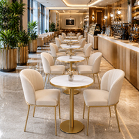 Table ronde en marbre blanc, chaises de salle à manger rembourrées crème, base en piédestal doré, ensemble de restaurant, mobilier commercial personnalisable, OEM