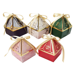 Boîte de faveur de mariage en marbre créatif imprimé en couleur personnalisé <span class=keywords><strong>mini</strong></span> gâteau de bonbons <span class=keywords><strong>macaron</strong></span> au chocolat cadeaux boîtes pyramidales en carton pour les invités - Product Image 1