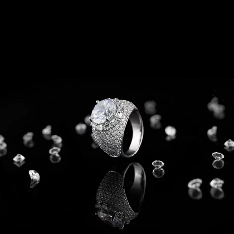 มอยซาไนต์สีขาว-เงิน