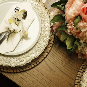 Assiettes <span class=keywords><strong>de</strong></span> présentation en plastique style antique 13 pouces, blanches, avec bordure florale en relief, <span class=keywords><strong>pour</strong></span> mariages, fêtes, Noël et service <span class=keywords><strong>de</strong></span> table - Product Image 6
