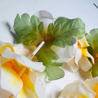 Kalung Bunga Plastik Plumeria Tropis Putih Dengan Aksen Hibiscus Untuk Wisuda, Acara Luau, Liburan Pantai
