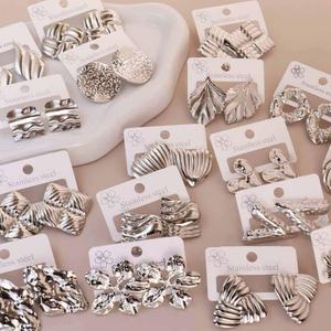 Pendientes de Acero Inoxidable con Baño de Oro de 18k PVD, Diseño de Mariposa y Flor, Hipoalergénicos, Venta al Por Mayor de Joyería Personalizada para Mujer - Product Image 3