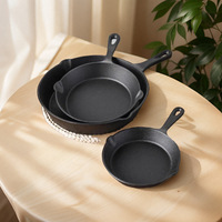 Ensemble de 3 poêles en fonte avec dessous de plat en bois, poêles empilables pour la cuisine, la cuisson, le service et l'utilisation sur la table, sans revêtement