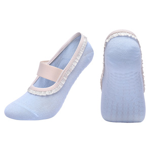 Chaussettes de Pilates pour femmes de haute qualité avec détail en dentelle à volants, tissu en coton peigné, séchage rapide et garantie antidérapante - Product Image 5