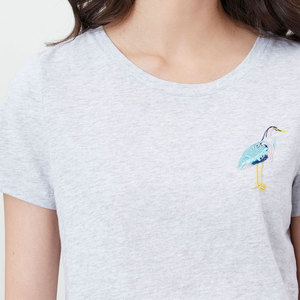 T-shirts pour femmes de dernière génération, de bonne qualité, en vente en gros à prix avantageux, personnalisables. - Product Image 3