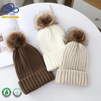 Gorro de punto grueso con pompón y diseño degradado de piel sintética, personalizado de fábrica, OEM, multicolor, para invierno, unisex