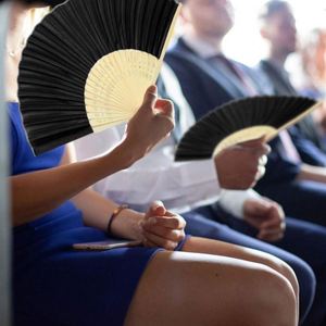 Abanico de plumas personalizado y duradero de 11 pulgadas, estilo romántico, con varillas blancas de plástico, tamaño pequeño, ideal como recuerdo o regalo de boda. - Product Image 6