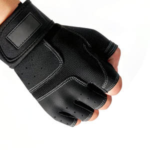 Gants de musculation en cuir demi-doigts de haute qualité personnalisés en gros pour hommes avec sangle de poignet réglable pour la salle de sport et l'haltérophilie - Product Image 2