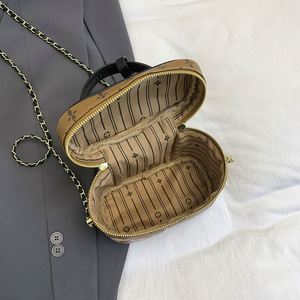Bolso de Mano Geométrico Vintage 2025 para Mujer con Remaches y Cadena Decorativa, Cierre de Cremallera Resistente, Diseñado por el Diseñador de la Marca - Product Image 2