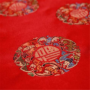 Magnifique tissu brocart 100% polyester jacquard rouge à motif traditionnel pour vêtements de Noël et du Nouvel An - Product Image 1
