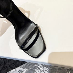 <span class=keywords><strong>Sandalias</strong></span> de tacón de aguja con una sola correa y punta cuadrada para mujer, diseño europeo, con hebilla y letras decorativas, de PVC, a la moda, ¡las más vendidas! - Product Image 4