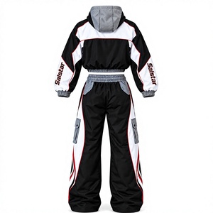 Conjunto Deportivo Urbano para Mujer en Blanco y Negro, Chaqueta Corta con Logotipo Personalizado y Pantalones Cargo, Conjunto Deportivo a la Moda - Product Image 2