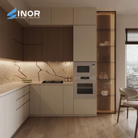 Ensemble d'armoires de cuisine modernes à finition brillante avec éclairage LED et mécanisme d'ouverture tactile pour un design intérieur de luxe